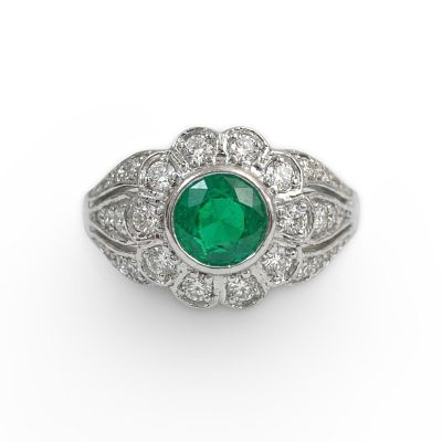 טבעת בסגנון וינטג׳ בעיצוב פרח משובצת אמרלד טבעית 0.50 קראט ויהלומים טבעיים 0.40 קראט צבע F 