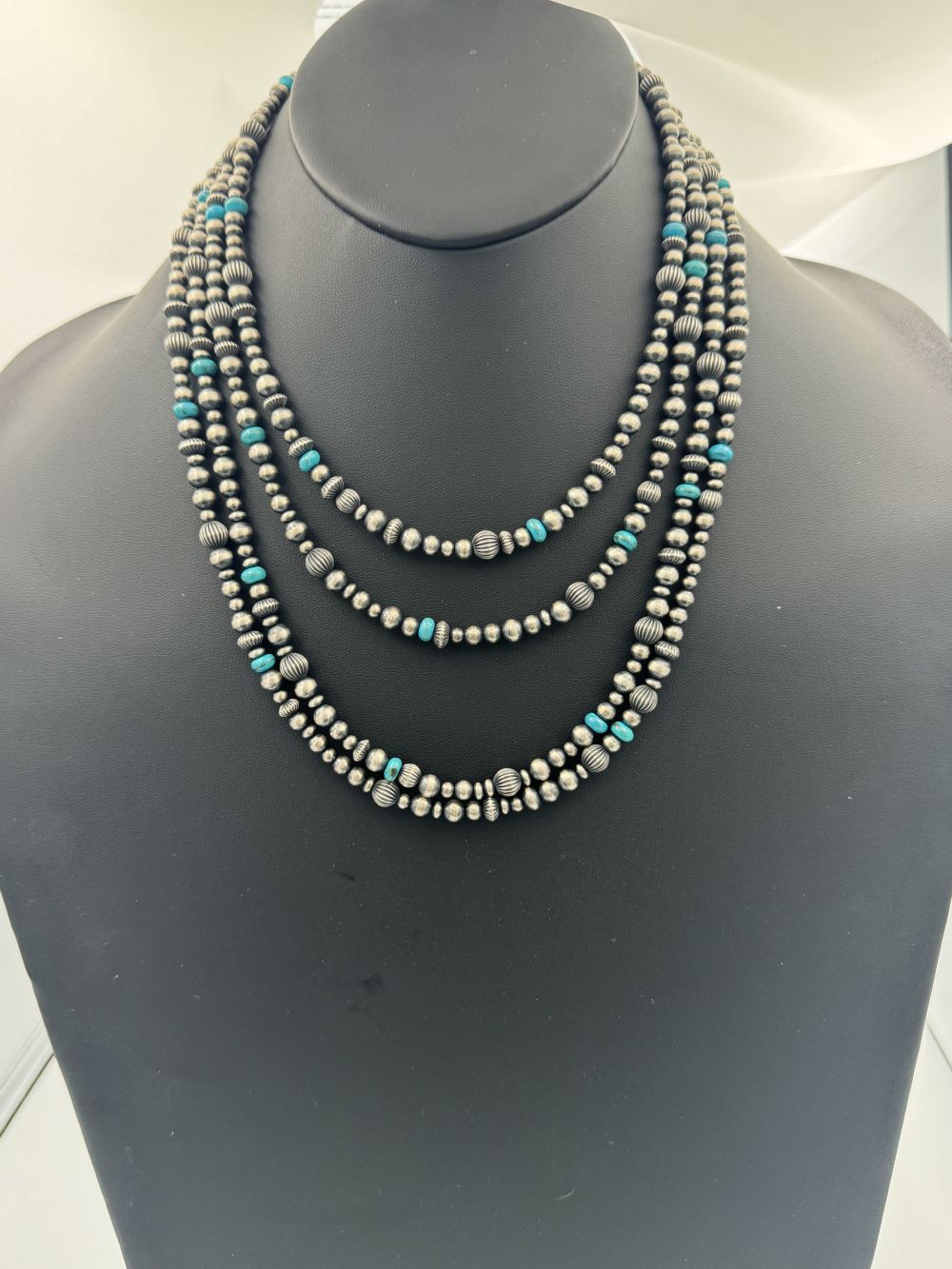 Lot 18: Navajo Pearls Kingman Turquoise Accents Handmade
