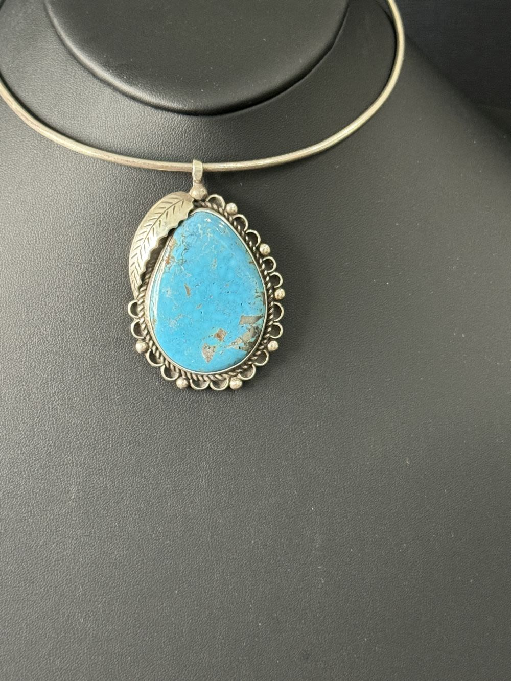 Lot 44: Vintage Kingman Turquoise Pendant Necklace