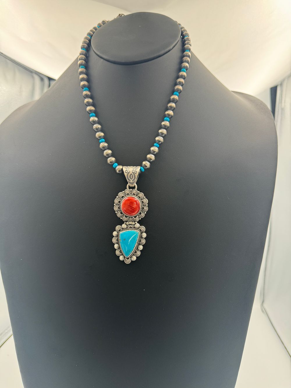 Lot 115: Spiney Oyster And Turquoise Pendant Necklace