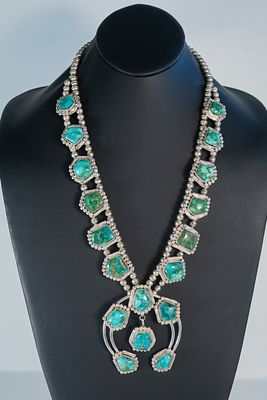 Absolutely Extaordinary Liz P.M. Squash Blossom. Native American Navajo vintage celebrated 