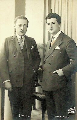 תצלום משותף של יאשה חפץ ואיזידור אחרון, תל אביב, 1926 
יאשה חפץ (1901 –1987) היה כנר 