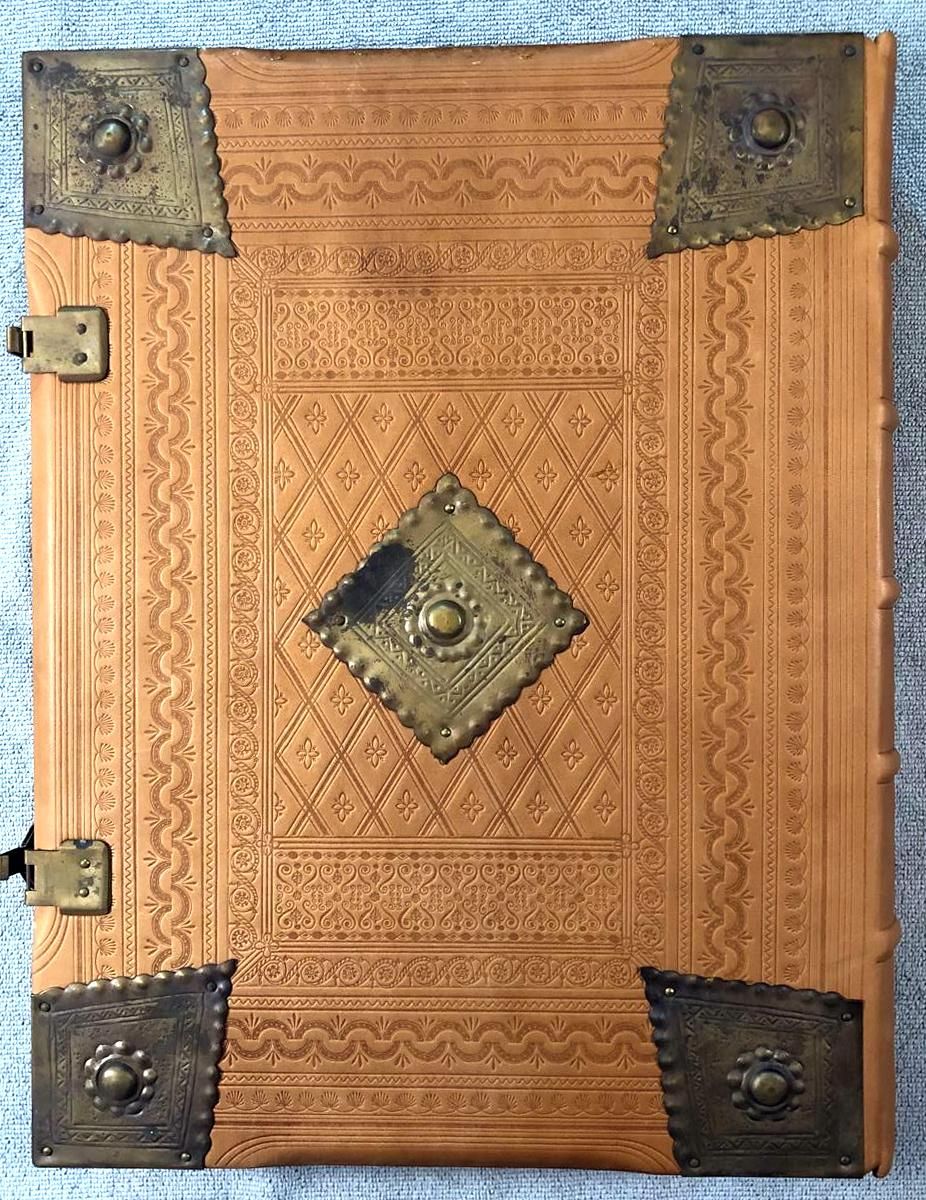 מחזור וורמייזא, כתב–יד מן המאה ה–13 – פקסימיליה מהודרת 
פקסימיליה גדולה ומפוארת על נייר עבה 