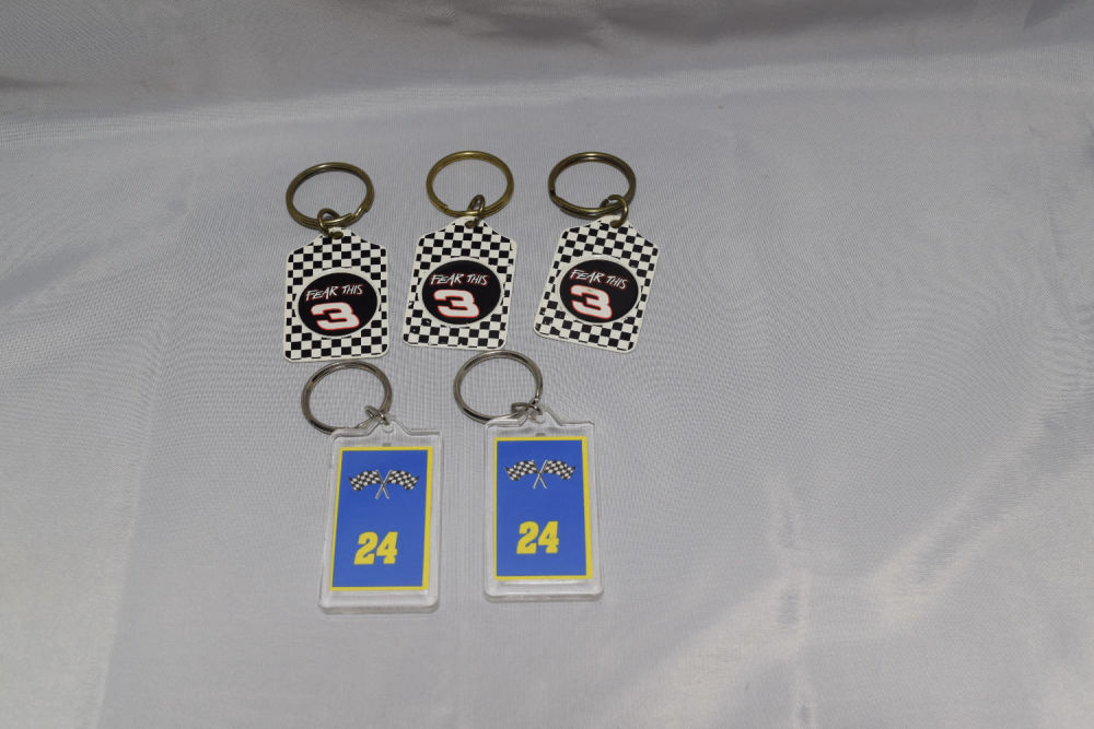 Lot 167: LOT OF RACING KEYCHAINS 24 AND CHECKERED FLAG