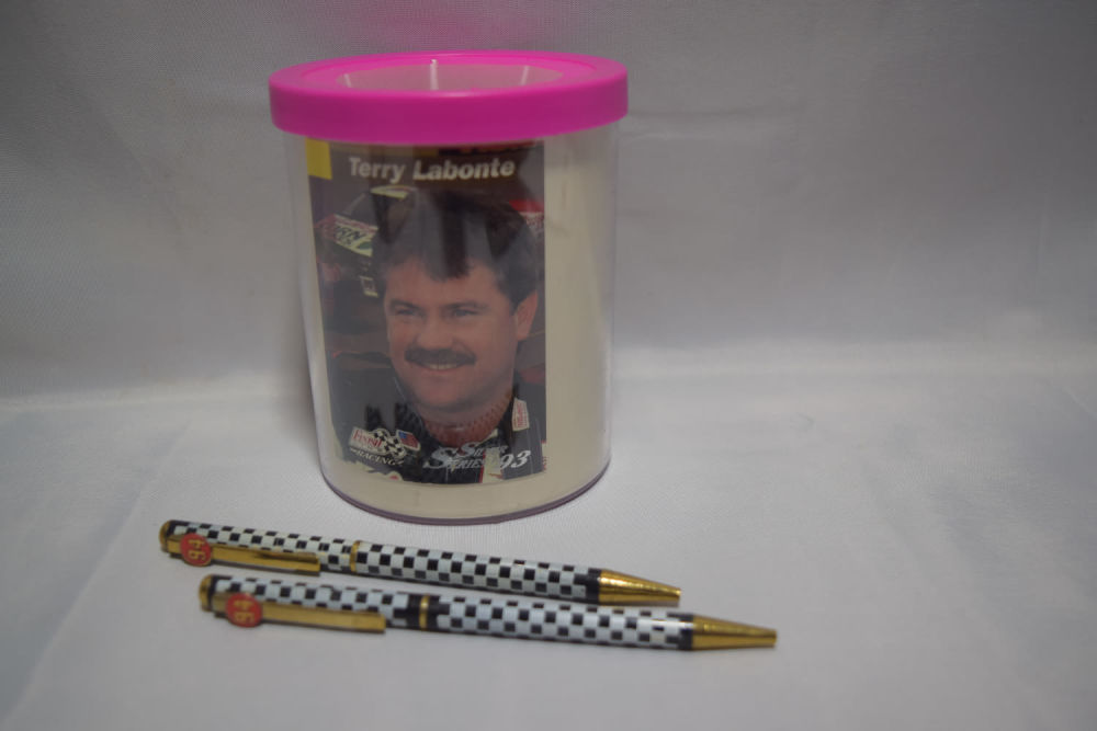 Lot 172: COLLECTORS ITEMS AND PENS