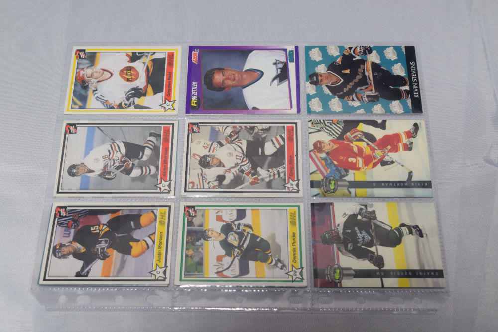 Lot 187: HOCKEY SPORTS CARDS