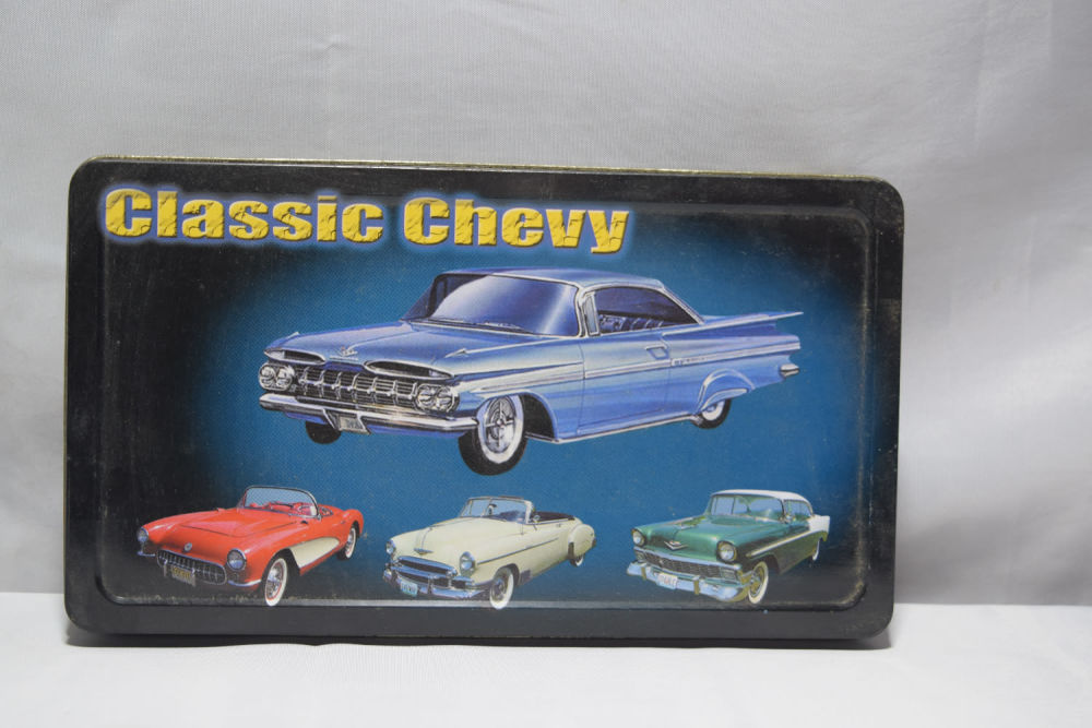 Lot 191: CLASSIC CHEVY KNIVES IN CASE