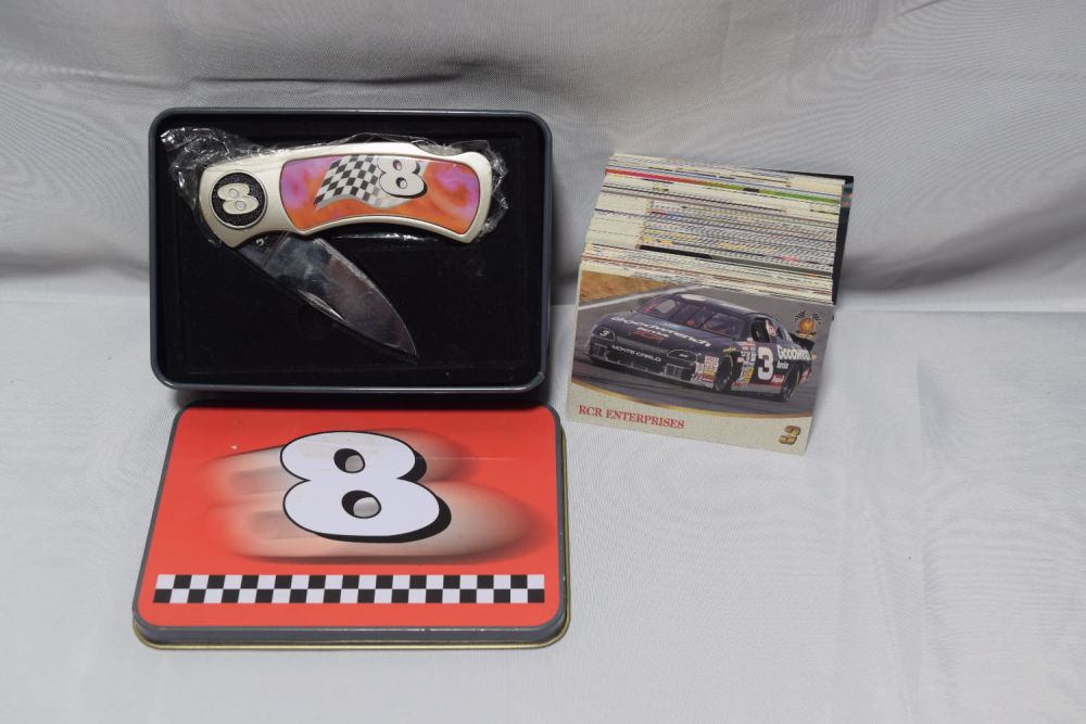 Lot 205: NUMBER 8 KNIFE AND CASE