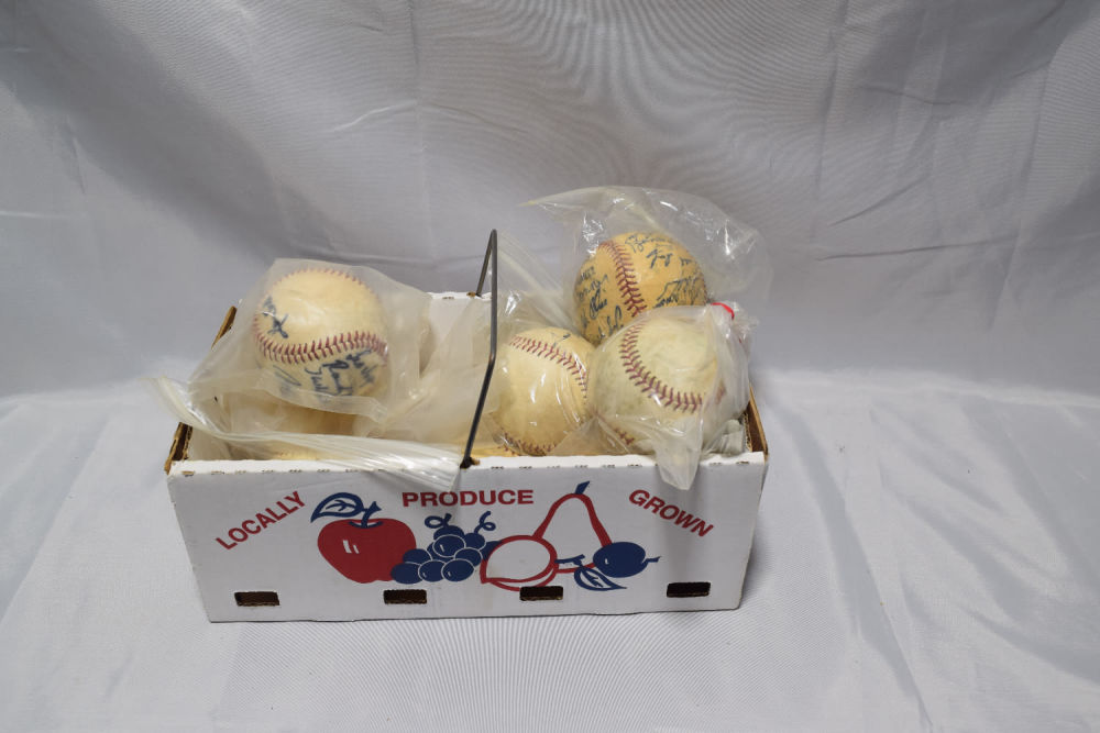 Lot 232: SIGNED BASEBALL CARDS