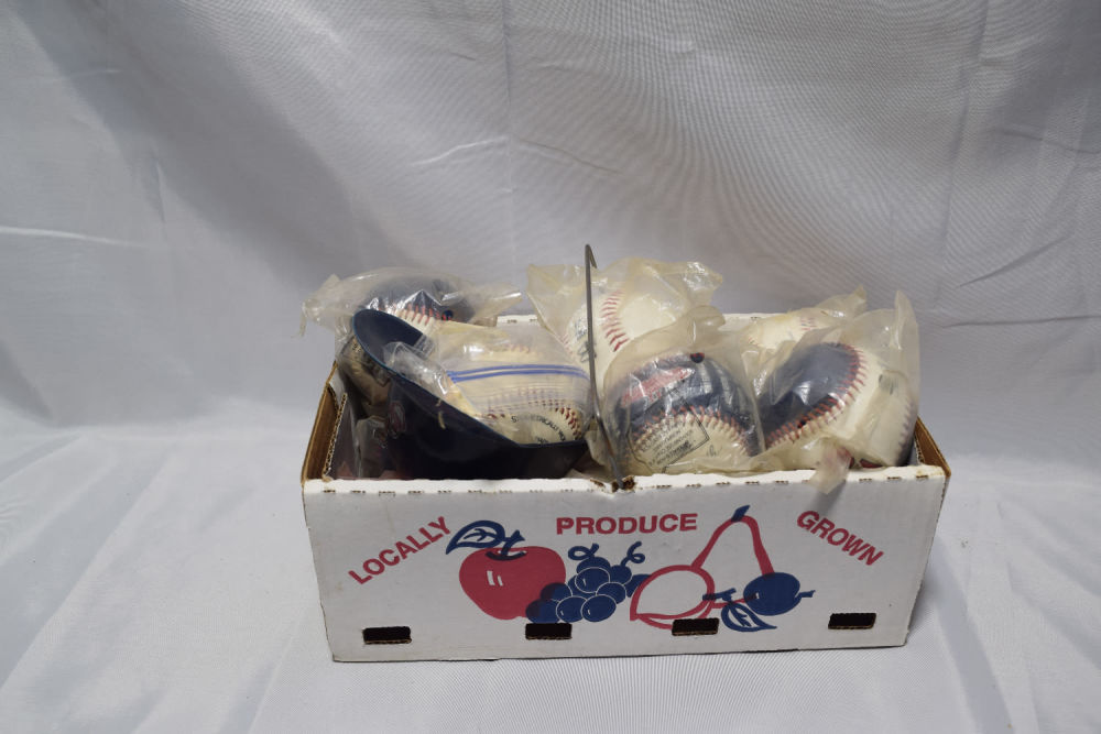 Lot 233: SIGNED BASEBALL CARDS-INDIANS