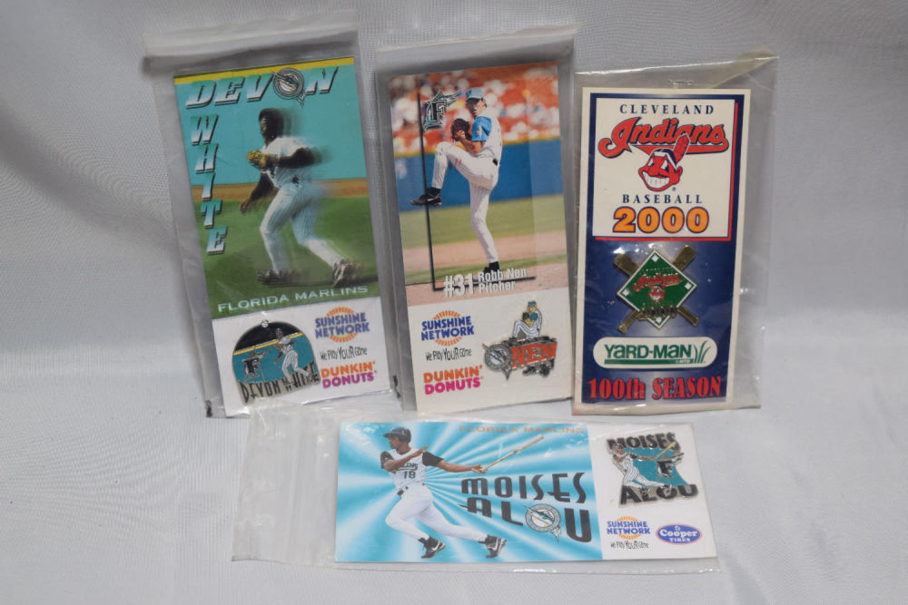 Lot 329: DEVON WHITE/INDIANS LOT OF CARDS