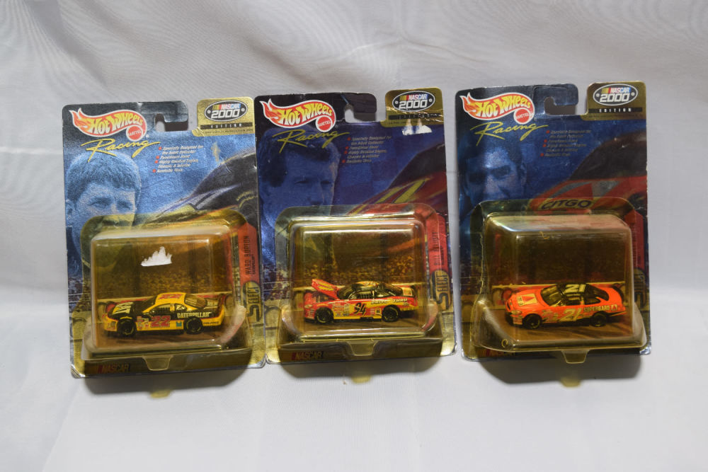 Lot 387: NASCAR 2000 EDITION HOTWHEELS RACING SET OF 3