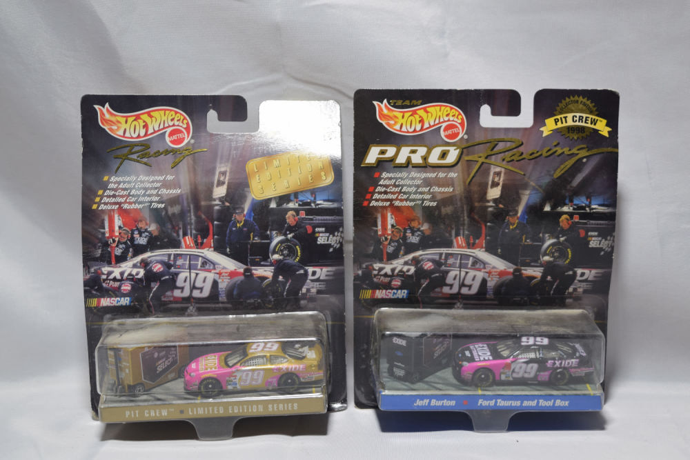 Lot 388: PIT CREW HOTWHEELS RACING SET OF 2