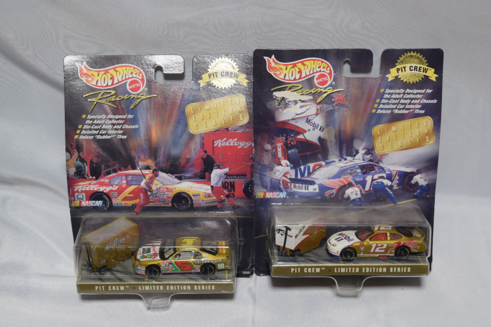 Lot 389: PIT CREW HOTWHEELS RACING SET OF 2