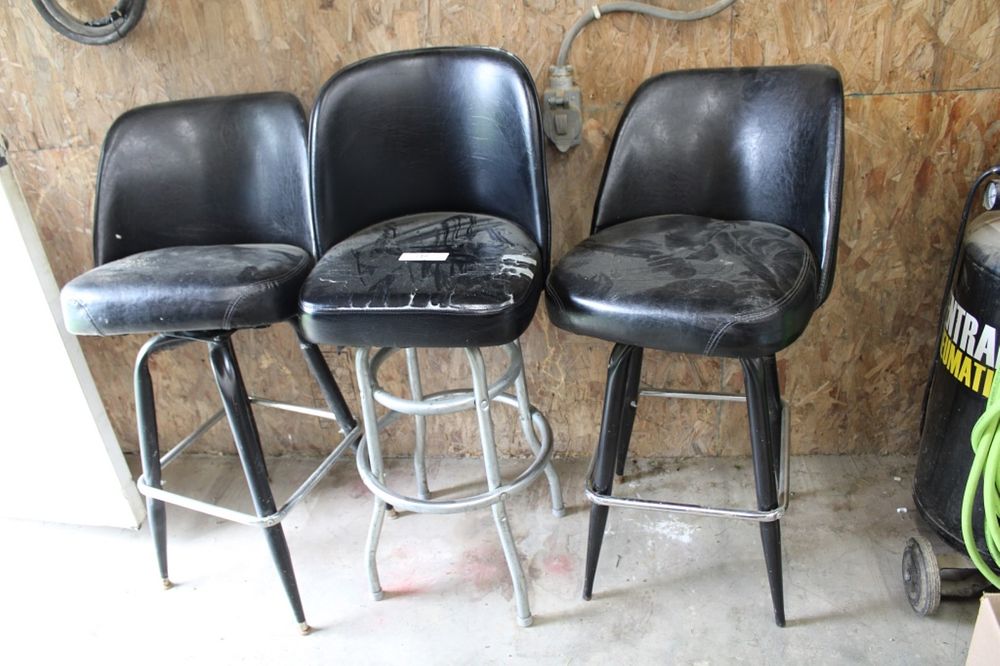 Lot 178: 3 BARSTOOLS WITH BACKREST