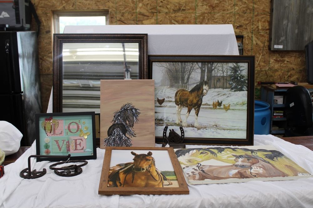 Lot 193: HORSE PICTURES