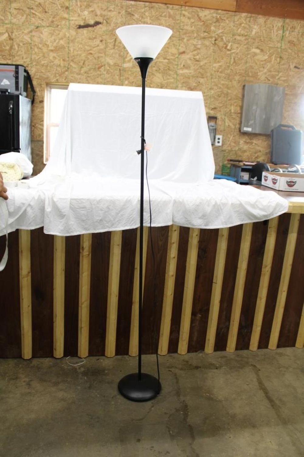 Lot 202: FLOOR LAMP