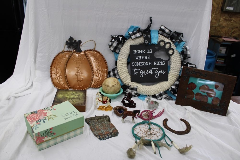 Lot 214: FALL DECOR AND OTHER DECORATIVE ITEMS