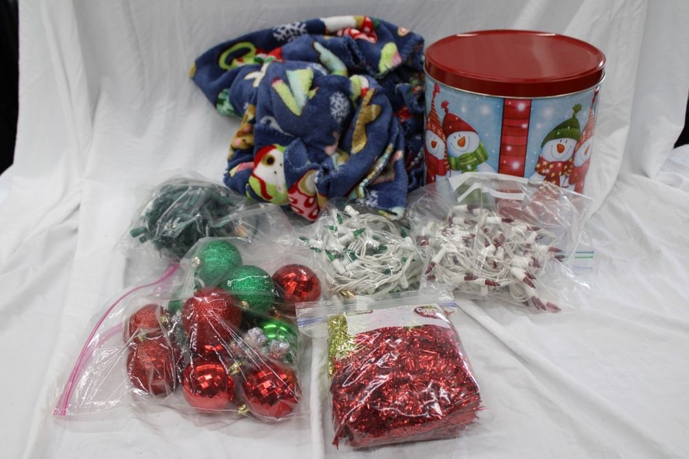 Lot 218: ORNAMENTS AND CHRISTMAS TIN