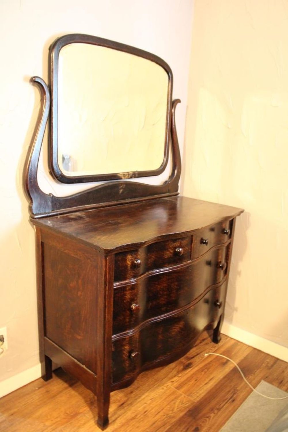 Lot 231: DRESSER WITH MIRROR