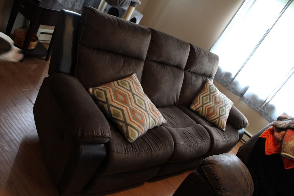 Lot 232: COUCH