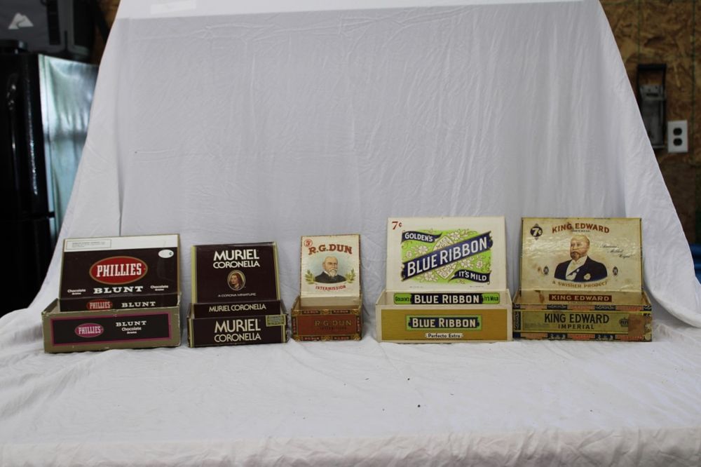 Lot 268: PHILLIES, BLUE RIBBON, MORE ADVERTISING BOXES
