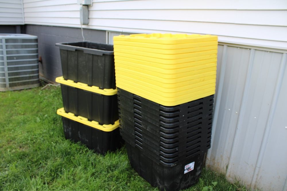 Lot 314: TOTES WITH LIDS 16X