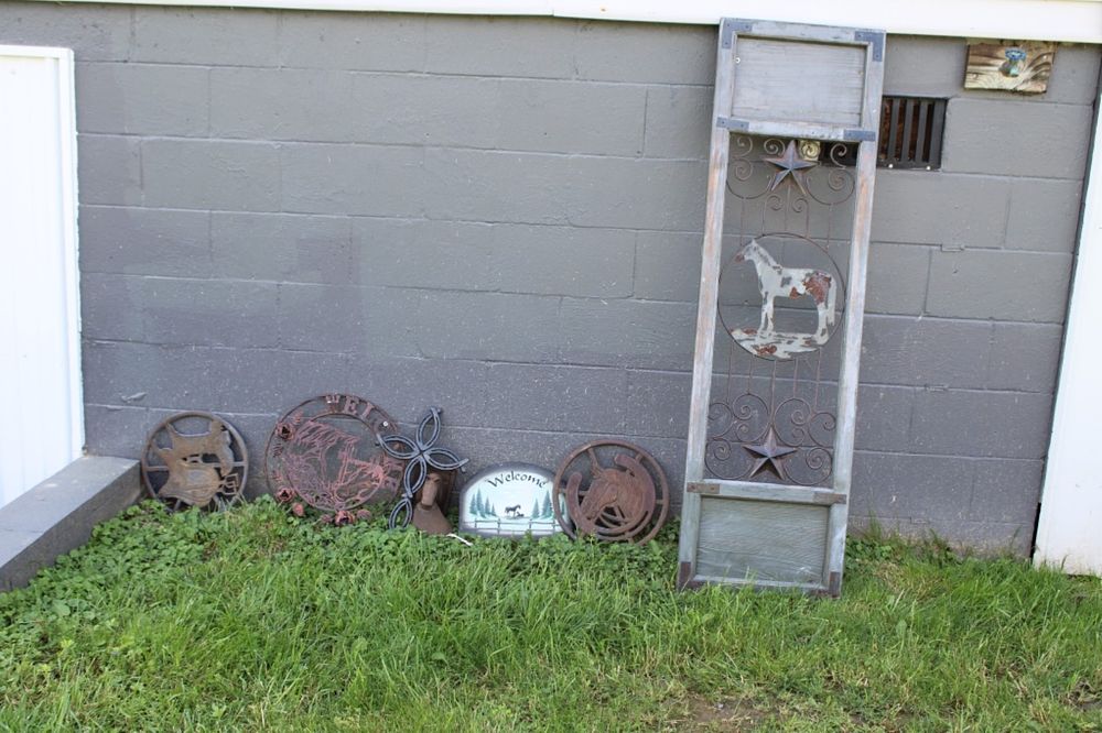 Lot 324: OUTDOOR PRIMITIVE DECOR