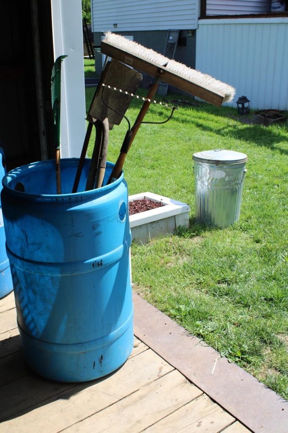Lot 343: SHOVELS/RAKES/HAND TOOLS