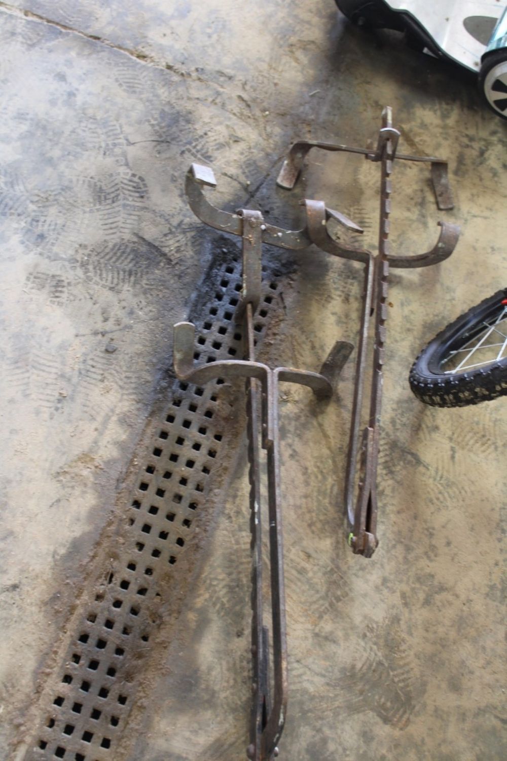 Lot 154: LADDER JACKS