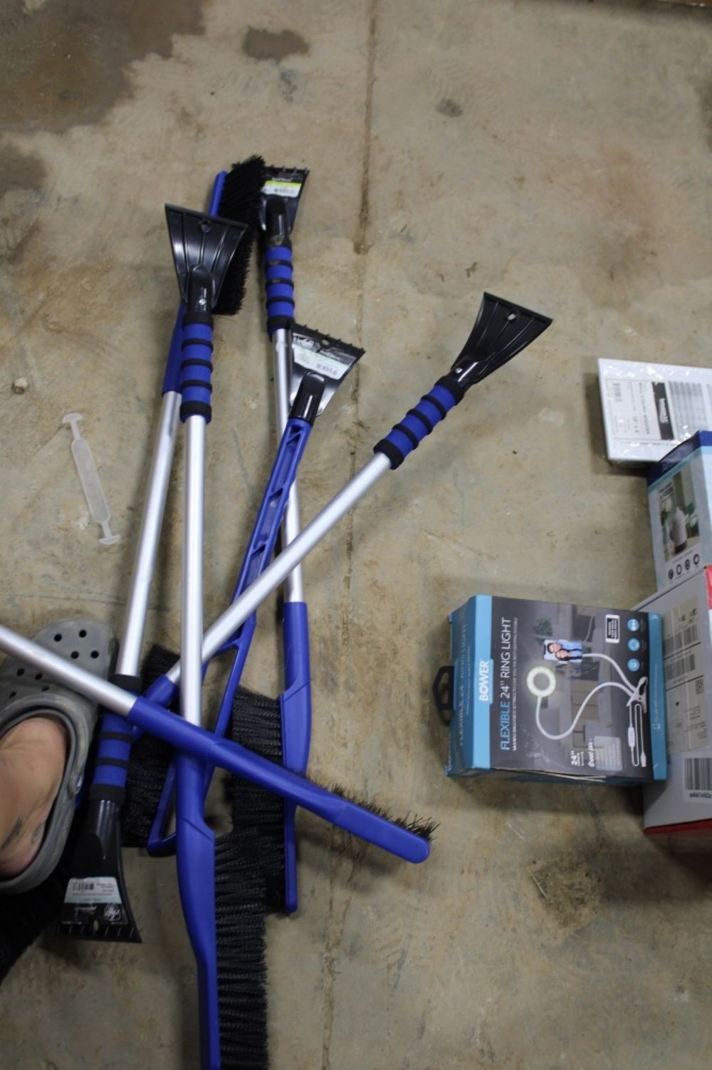 Lot 182: WINDSHIELD SCRAPERS