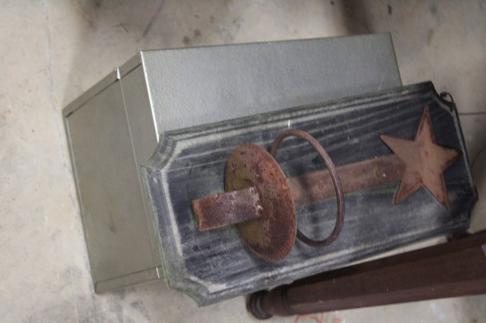 Lot 190: BIN AND WALL DECOR