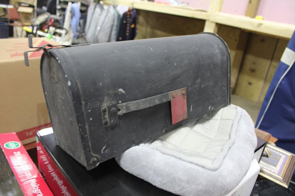Lot 193: MAILBOX AND PET BED