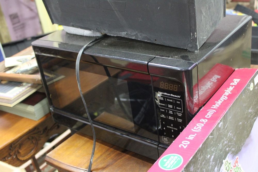 Lot 194: MICROWAVE