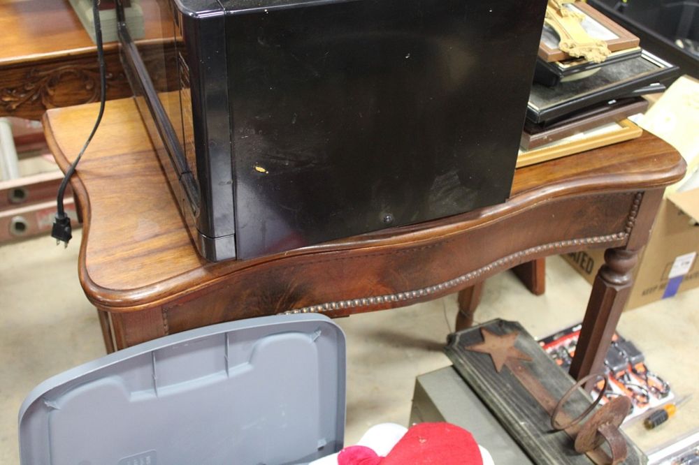 Lot 195: ENTRYWAY TABLE