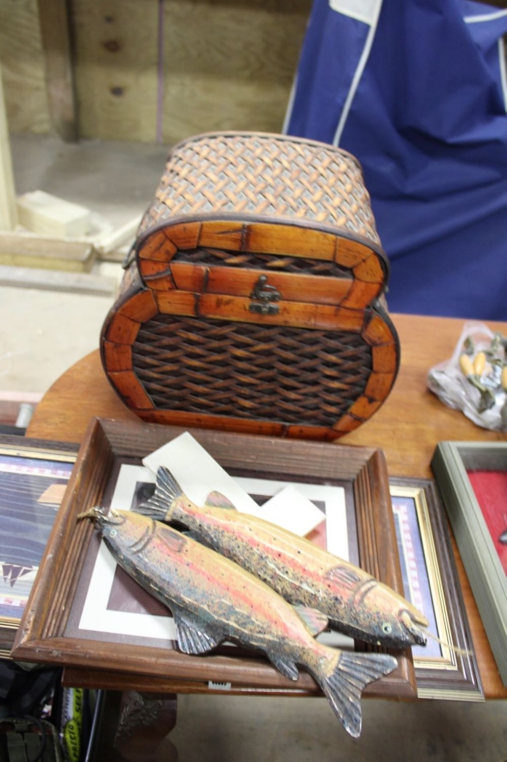 Lot 197: FISH DECOR