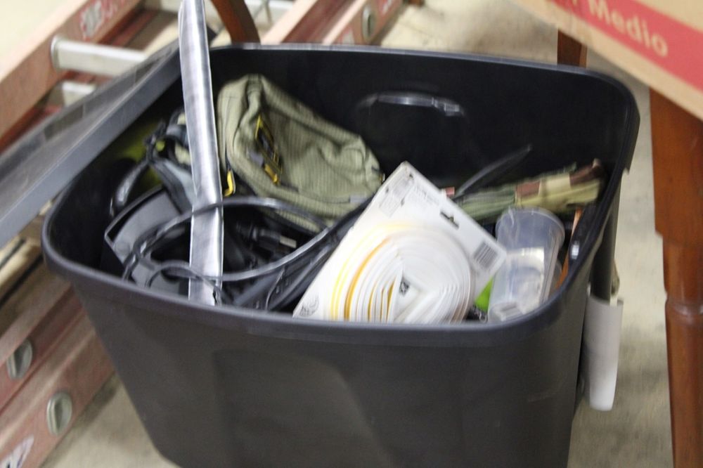Lot 201: HOUSEHOLD TOTE-GREEN FANNY PACK