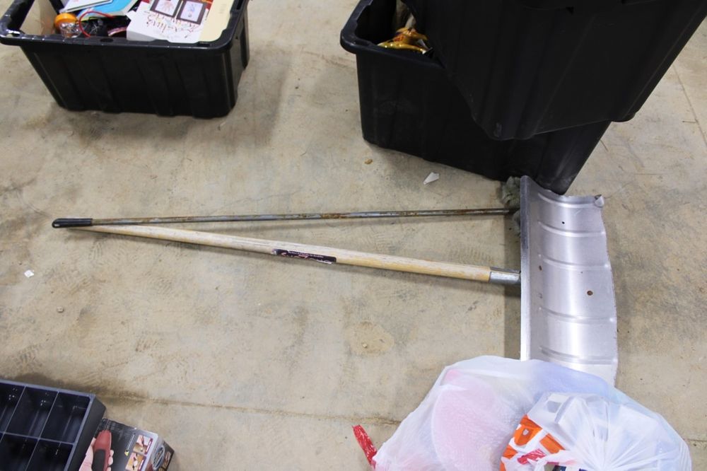 Lot 206: YARD TOOLS