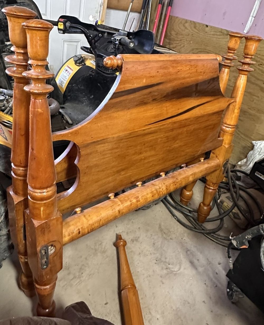 Lot 210: ROPE BED 3/4