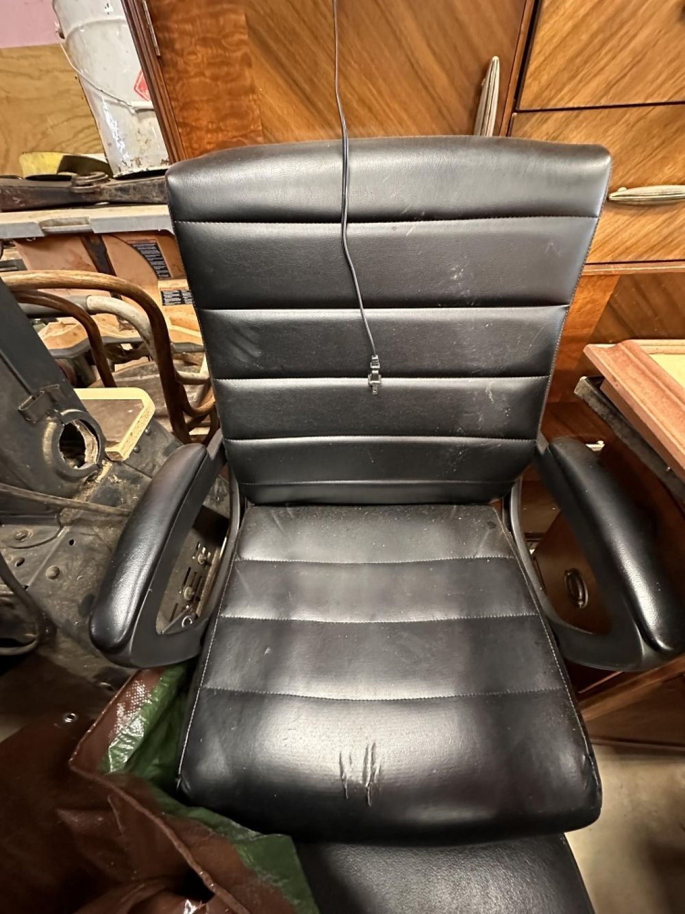 Lot 211: OFFICE CHAIR