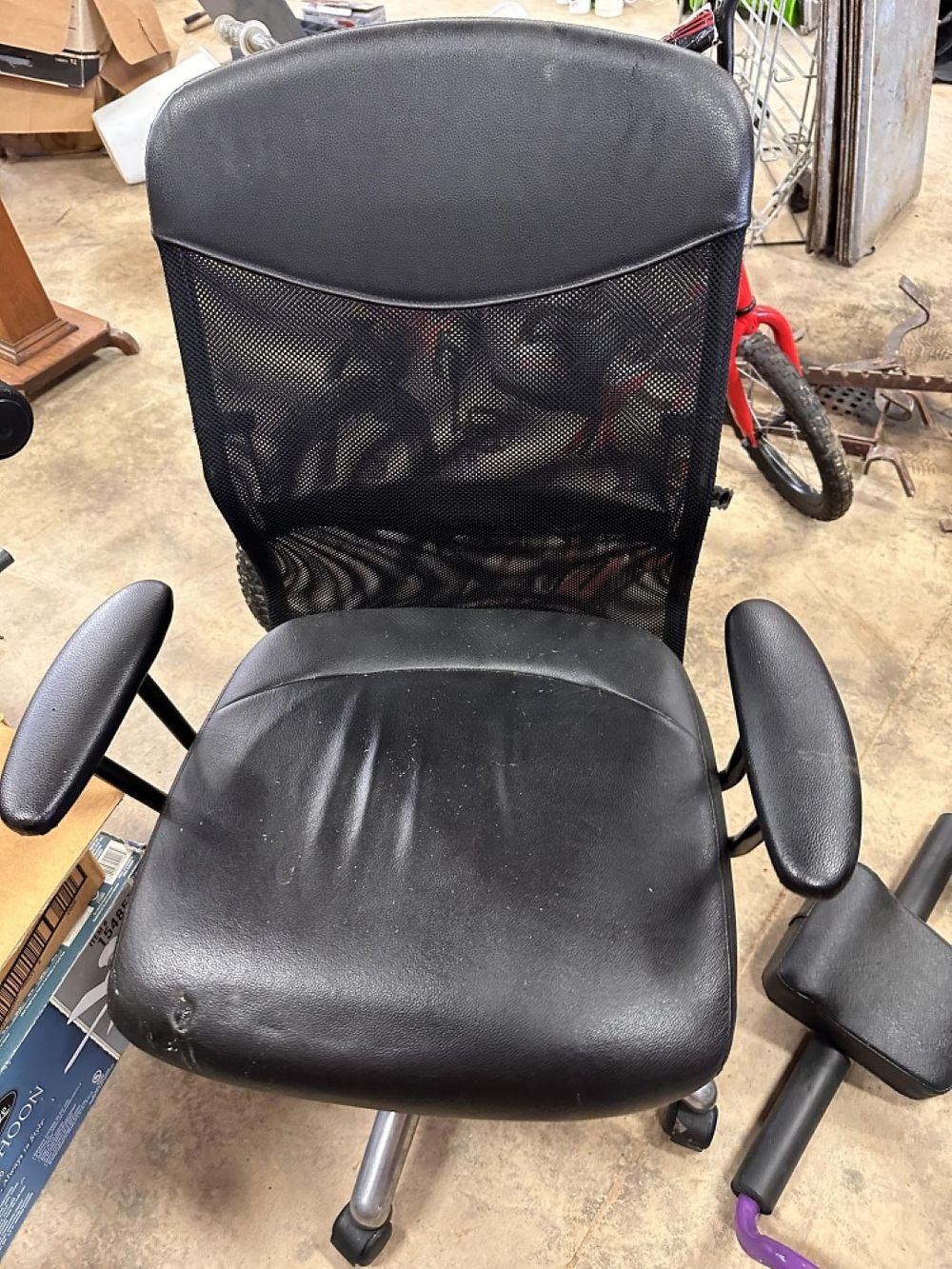 Lot 212: OFFICE CHAIR