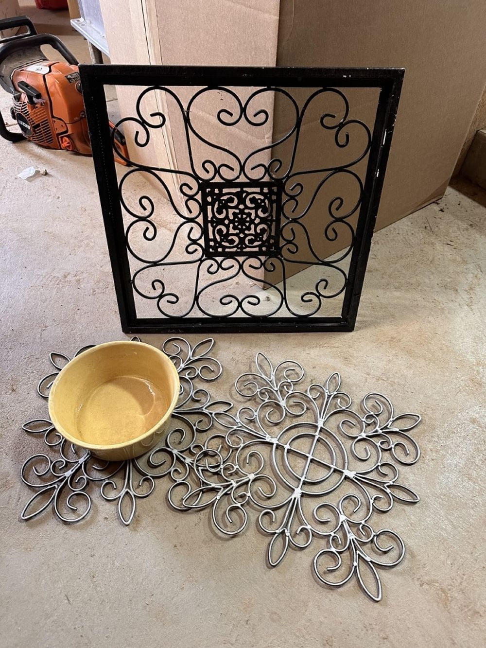 Lot 221: DECORATIVE ITEMS