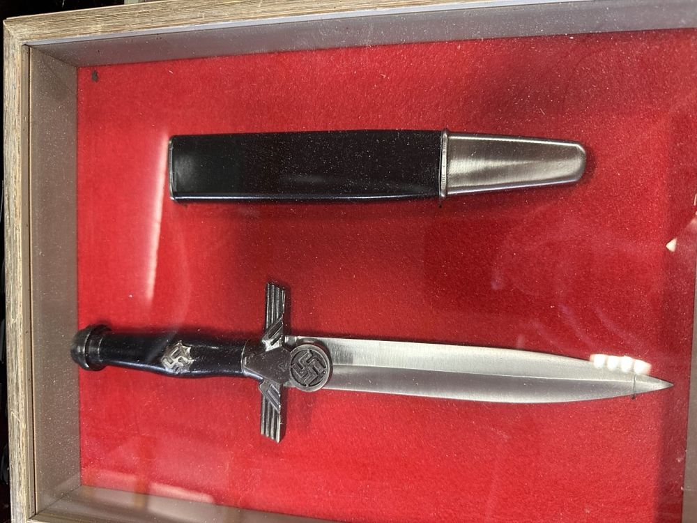 Lot 225: NAZI K NIFE DISPLAYS