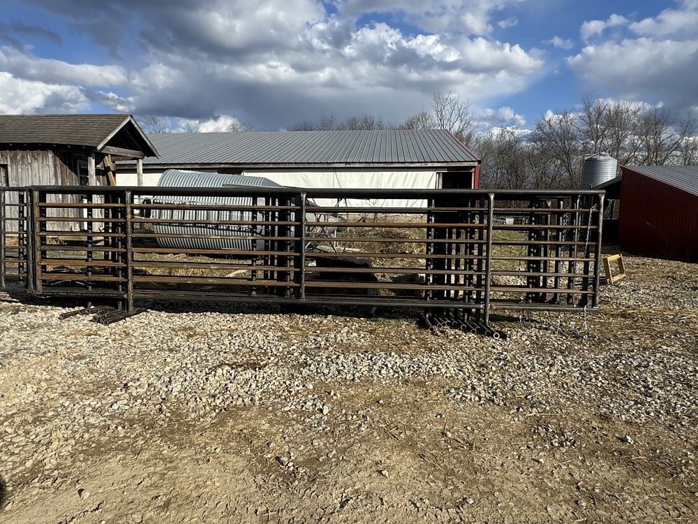 Lot 152: HEAVY DUTY 24 FT FREE STANDING PANEL