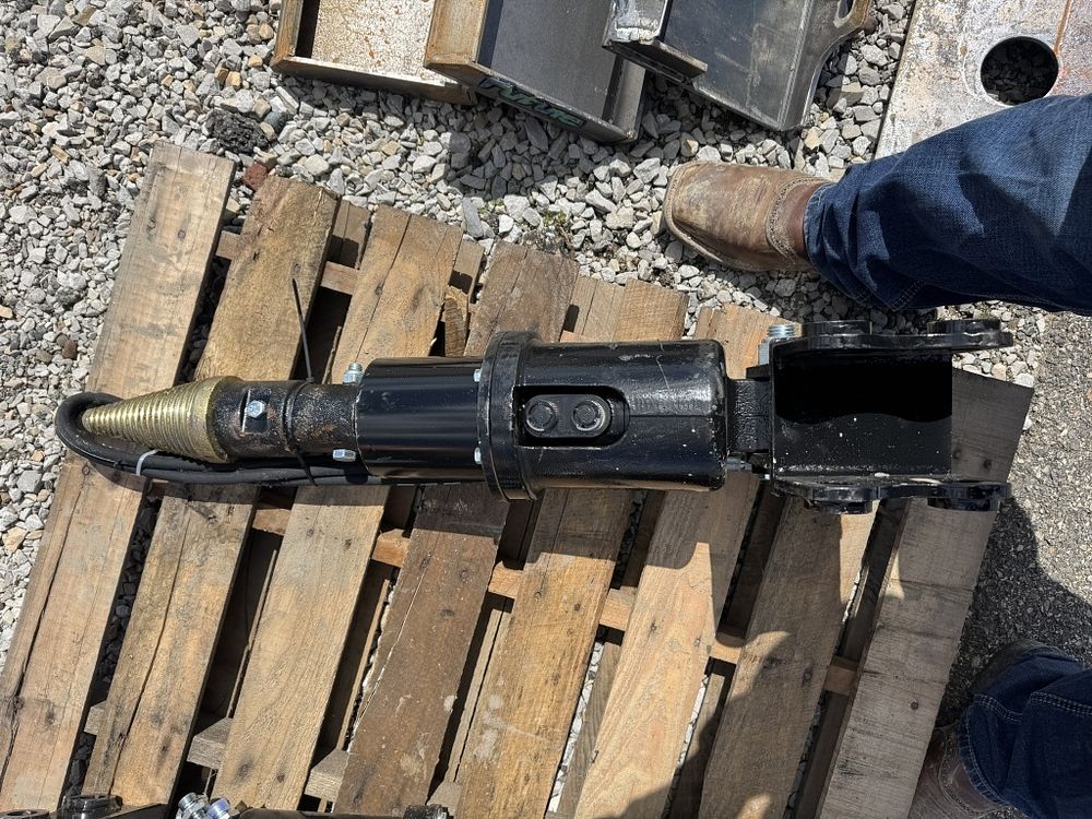 Lot 158: NEW FUTURE MINI EXCAVATOR  DRILL/WOOD SPLITTER