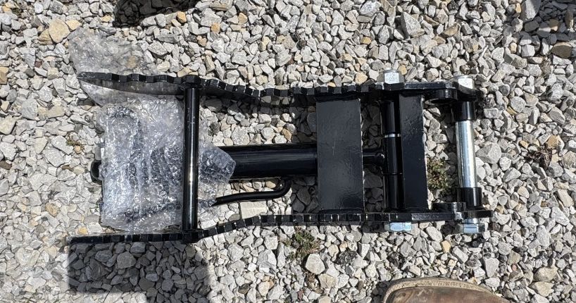 Lot 169: NEW MINI EXCAVATOR THUMB 3T