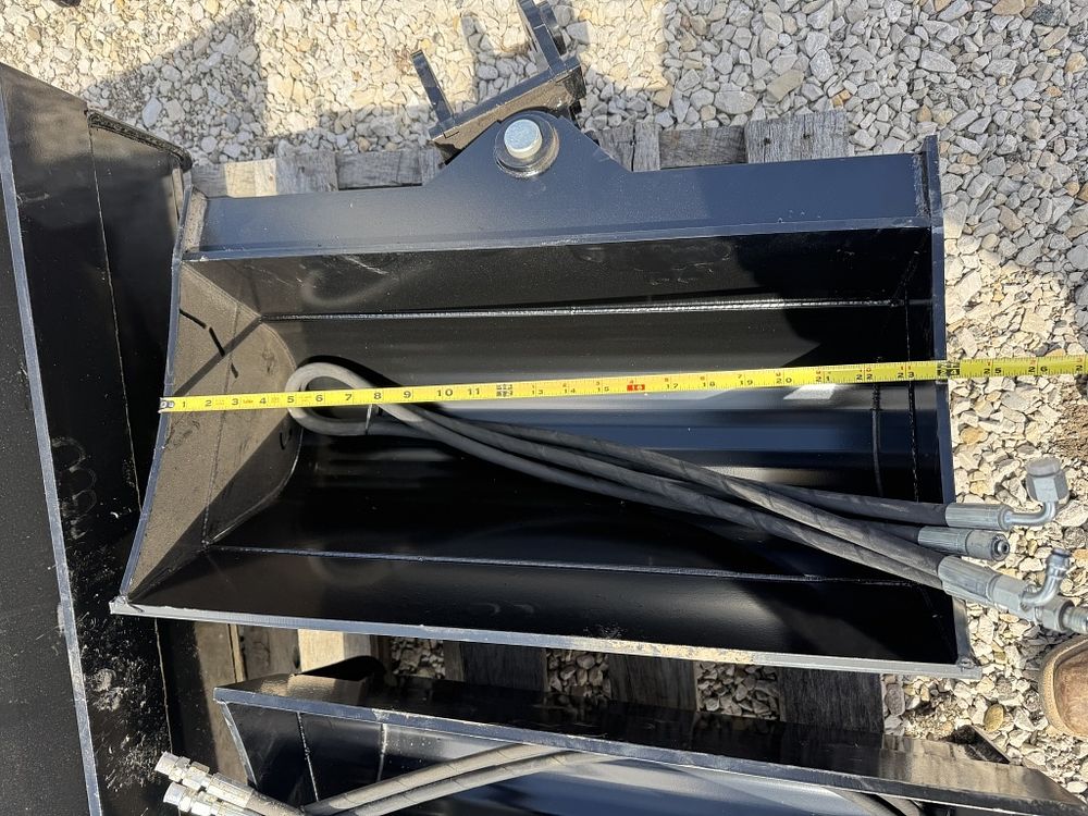 Lot 172: NEW EXCAVATOR SWIVEL BUCKET