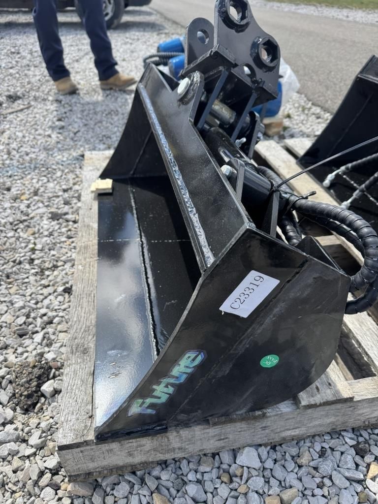 Lot 174: NEW EXCAVATOR SWIVEL BUCKET