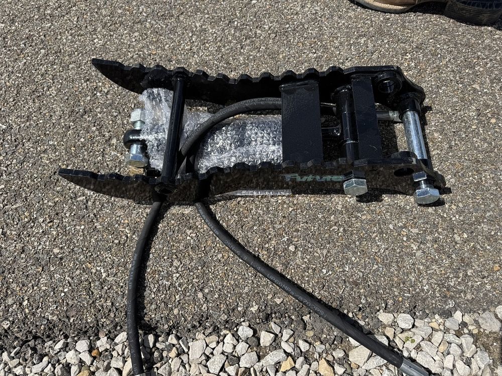 Lot 185: NEW MINI EXCAVATOR THUMB