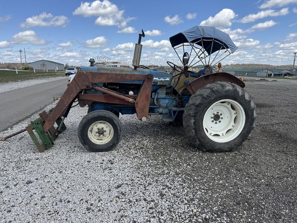 Lot 192: FORD 5000 TRACTOR W/ LOADER